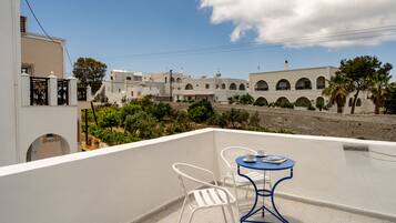 Classic Triple Room | Desk, soundproofing, free WiFi, bed sheets