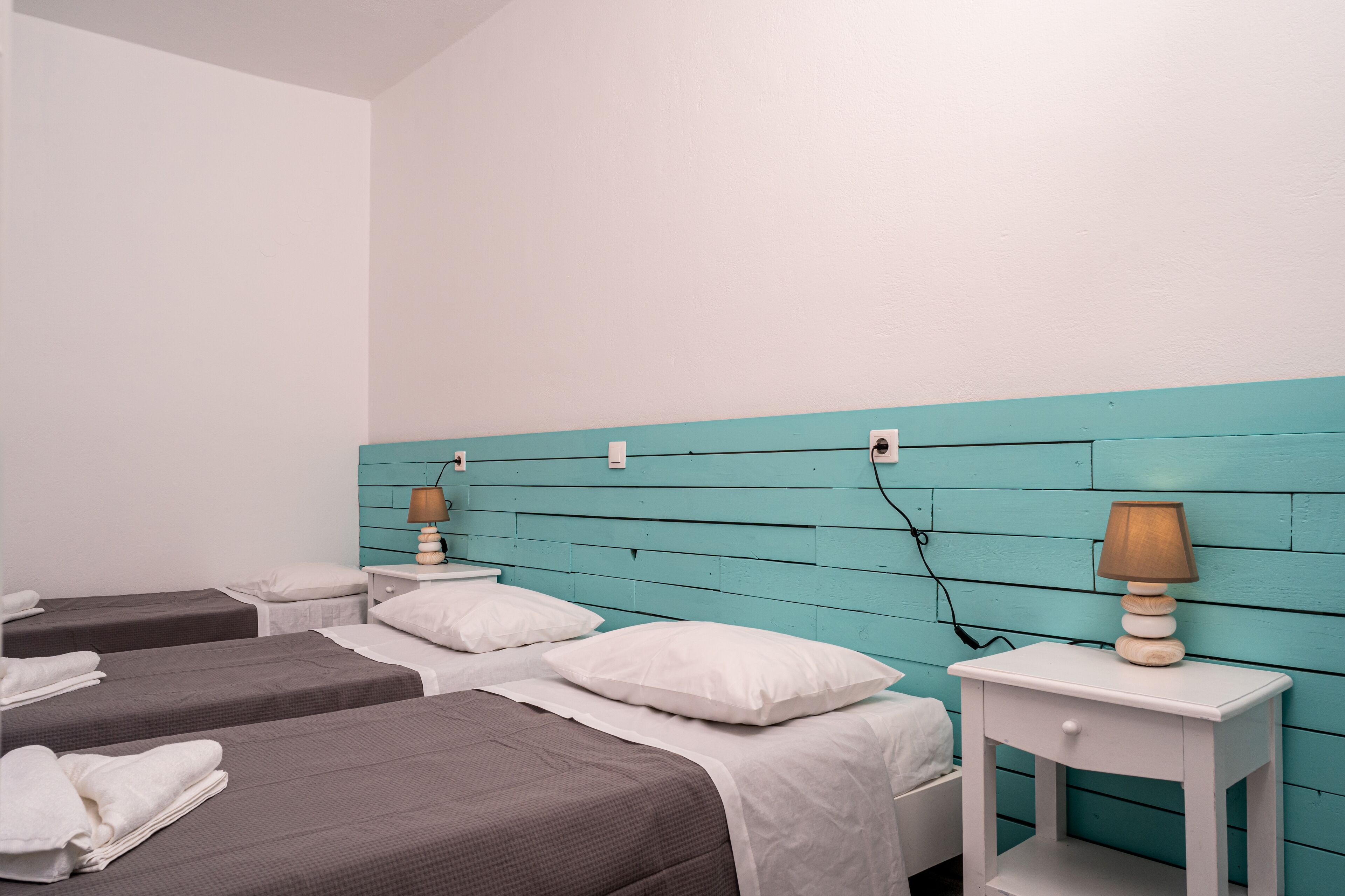 classic triple room | desk, soundproofing, free wifi, bed sheets