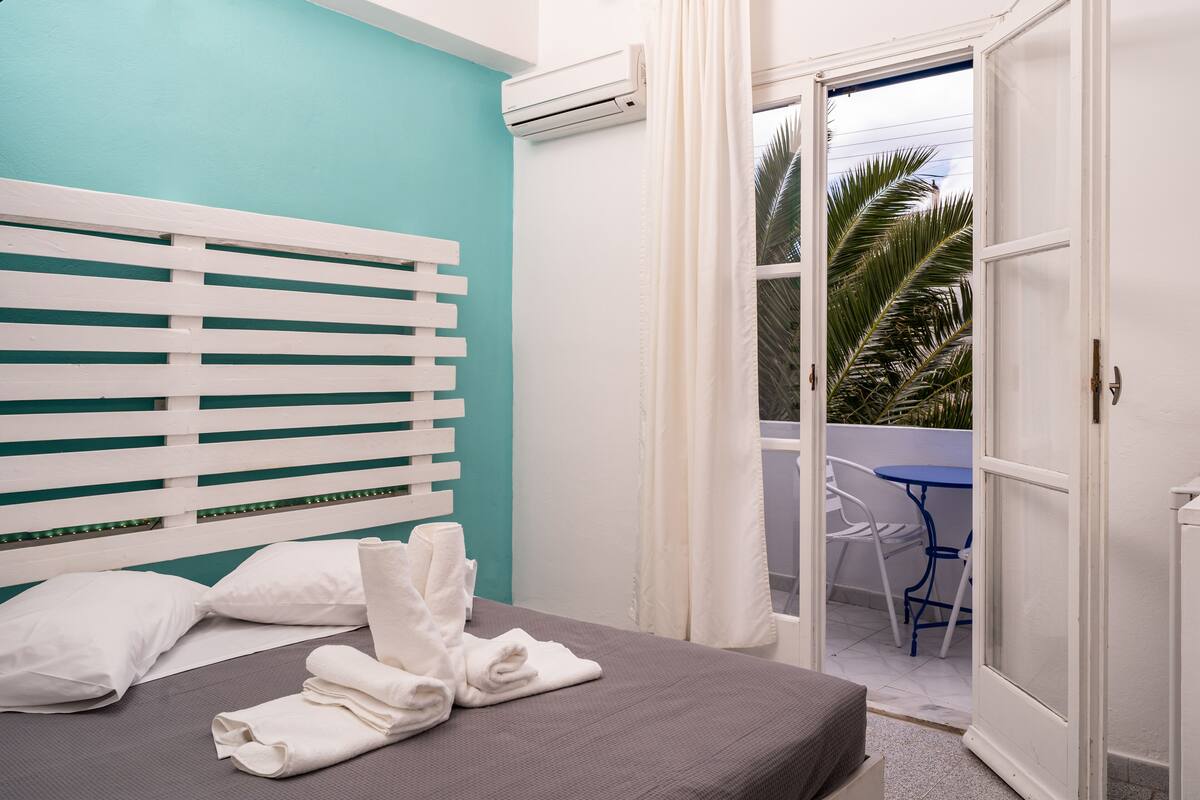 economy double room, 1 double bed | desk, soundproofing, free wifi, bed sheets