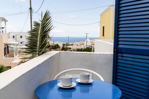 Economy Double Room, 1 Double Bed | Desk, soundproofing, free WiFi, bed sheets - Ikaros Hotel (Santorini)