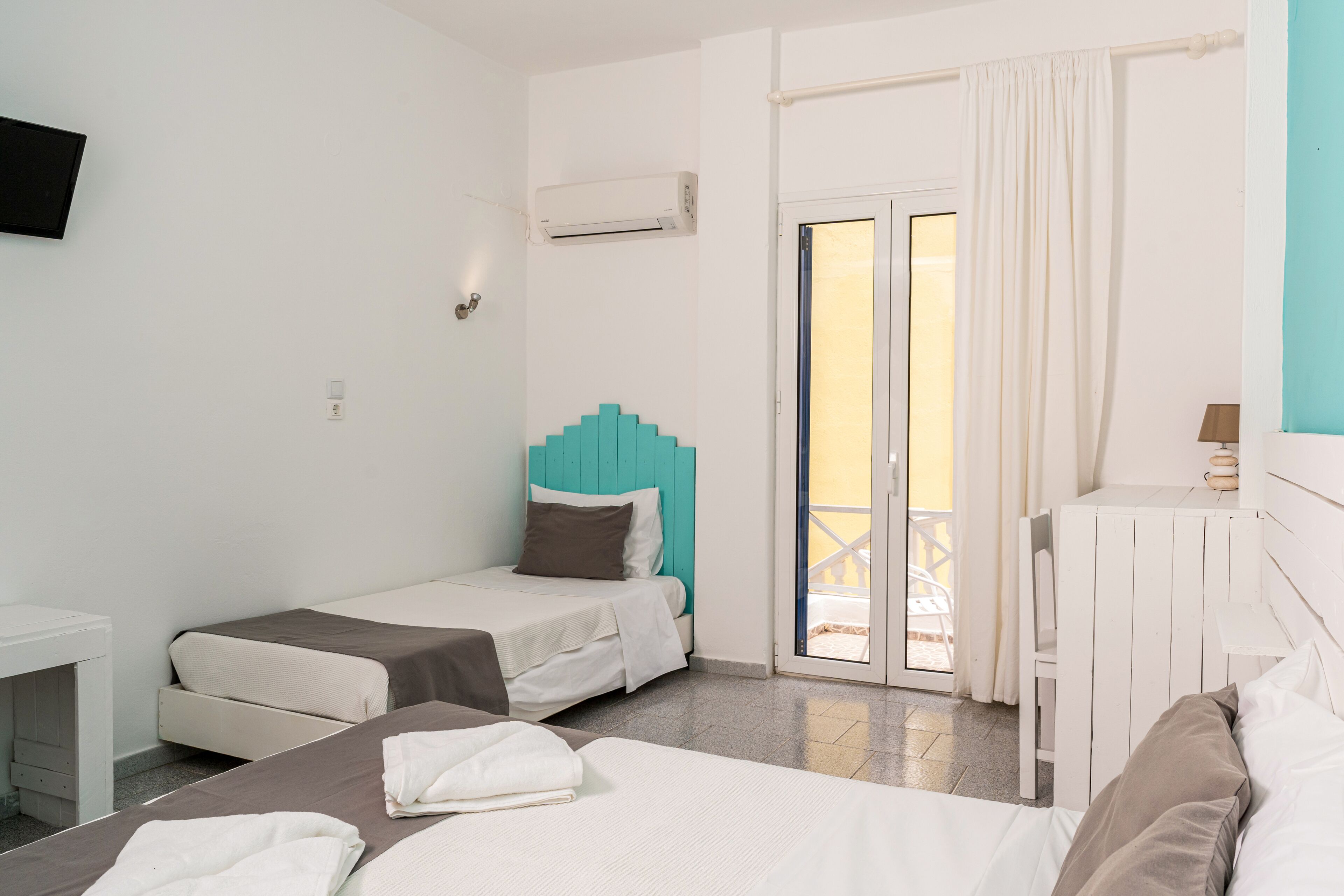 classic triple room | desk, soundproofing, free wifi, bed sheets