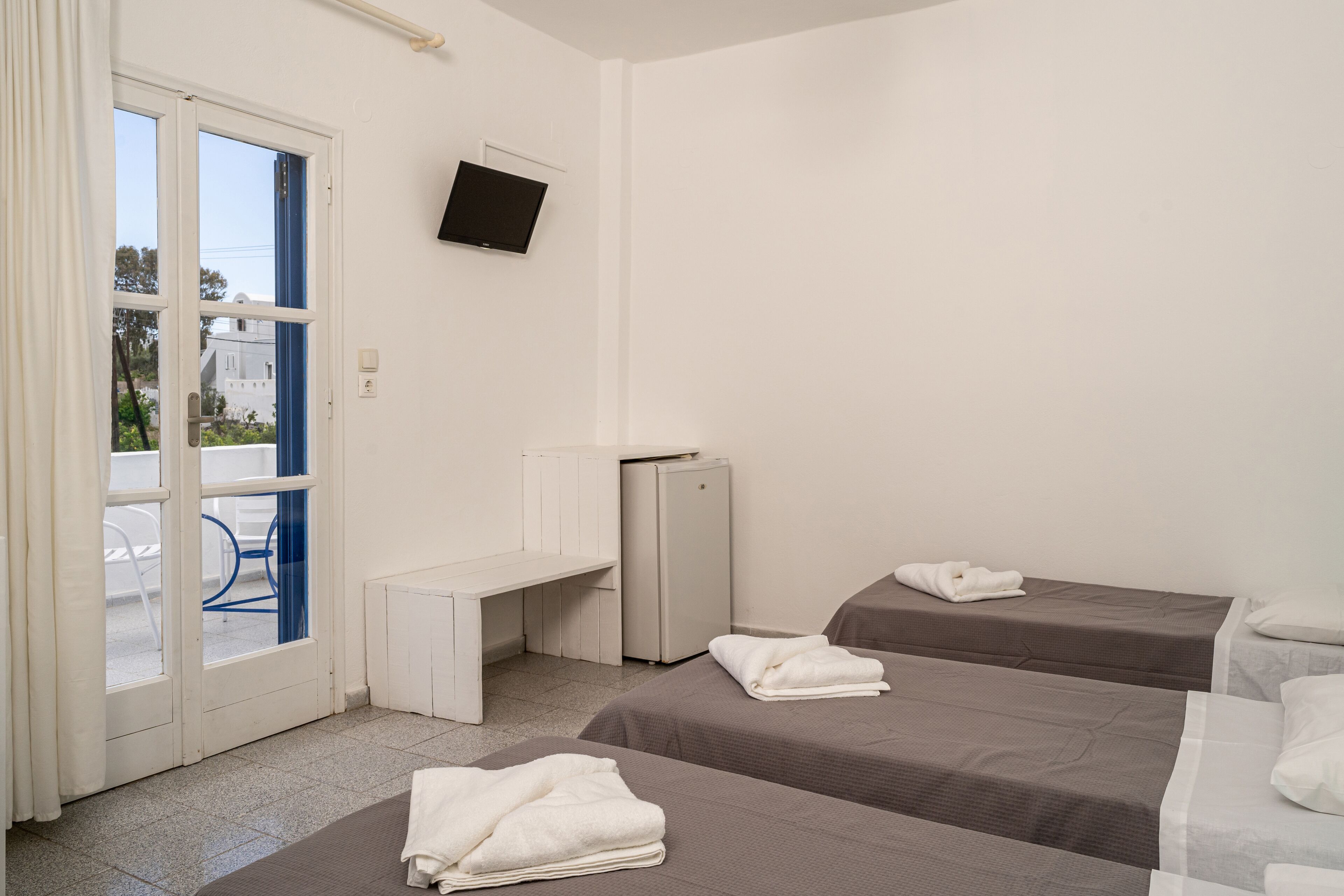 classic triple room | desk, soundproofing, free wifi, bed sheets