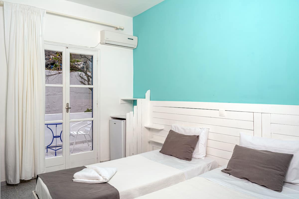 Desk, soundproofing, free WiFi, bed sheets