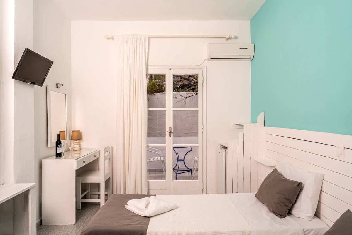 desk, soundproofing, free wifi, bed sheets