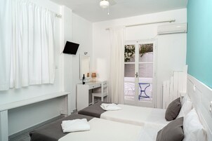 Desk, soundproofing, free WiFi, bed sheets