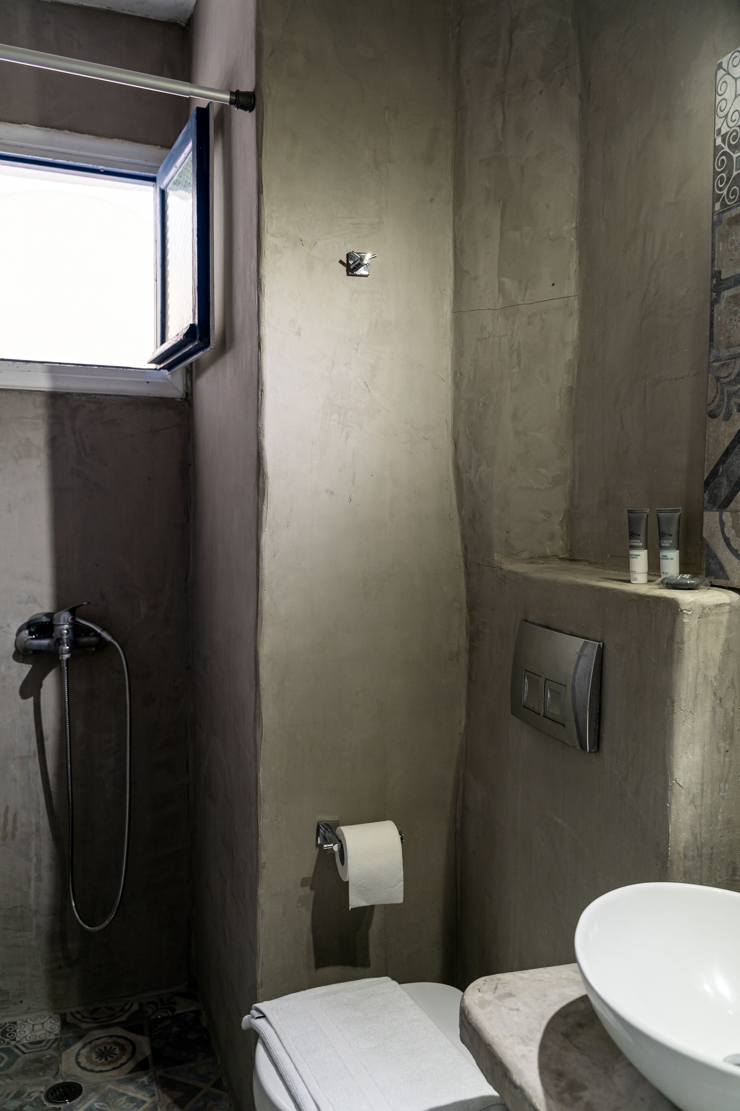 classic double or twin room, 2 single beds | bathroom | shower, hair dryer, towels