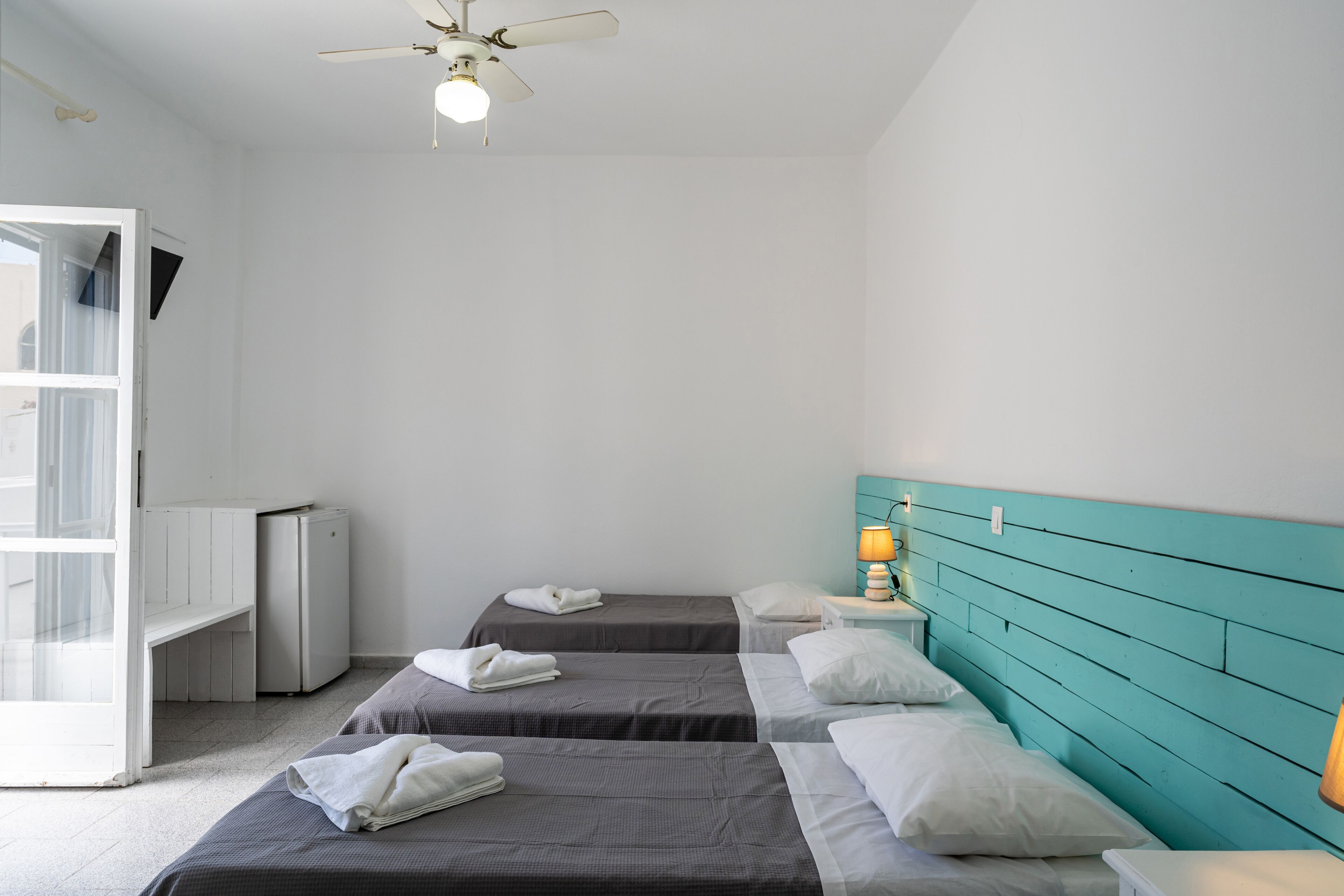 classic triple room | desk, soundproofing, free wifi, bed sheets