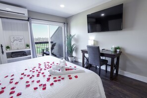 Habitació doble Deluxe, 1 llit de matrimoni gran i sofà llit, vistes a la piscina | Detall de l'interior