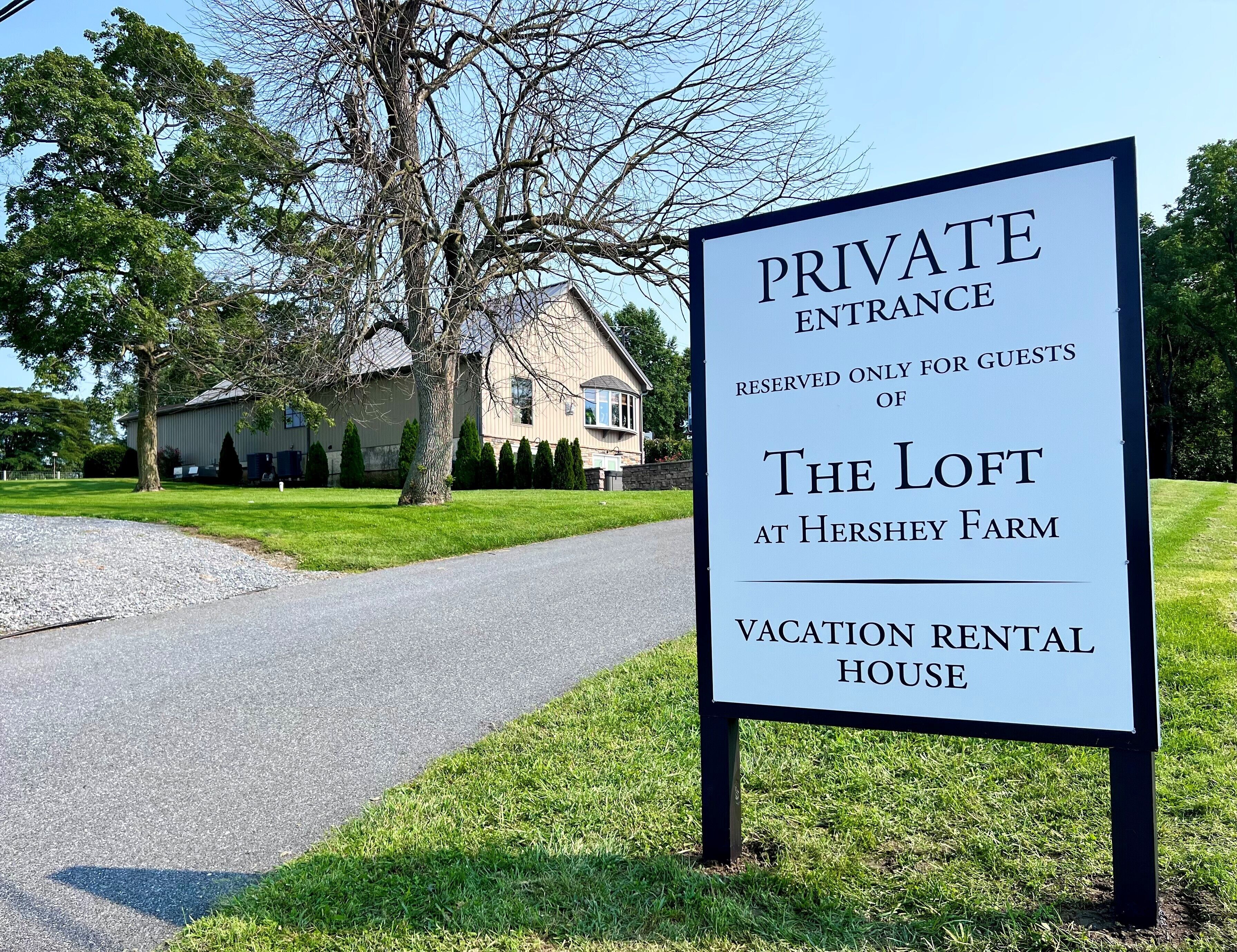 Un panneau indiquant l’entrée privée de « The Loft at Hershey Farm », une maison de vacances à louer.