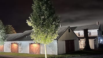 Fachada de la propiedad por la tarde o noche