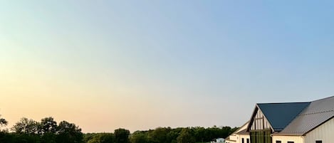 Piscine extérieure, parasols de plage, chaises longues