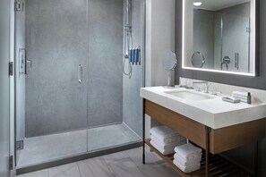 Chambre Prestige, 1 très grand lit | Salle de bain | Douche, articles de toilette (gratuits), séchoir à cheveux