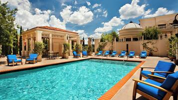 Una piscina techada, una piscina al aire libre de temporada