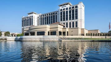 Situated by the water, this hotel offers a symmetrical design with a central entrance.