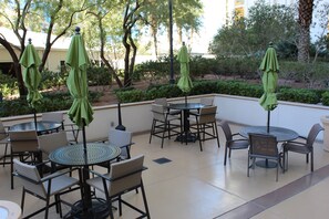 Petit déjeuner et déjeuner servis sur place, vue sur la piscine 