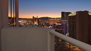 Varanda com vista para a cidade ao entardecer.