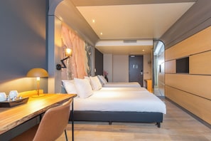 Comfort Triple Room | Peti besi dalam bilik, meja, ruang kerja komputer riba