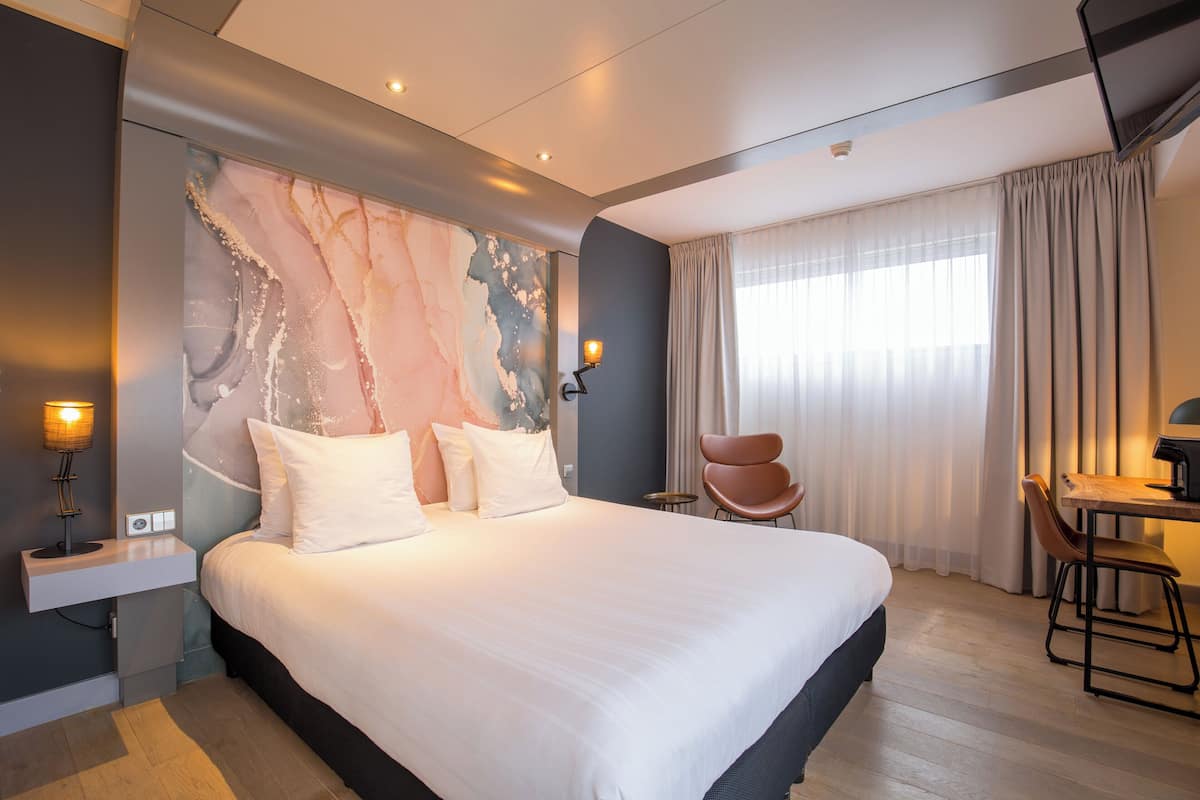 Deluxe Double Room | In-room safe, desk, laptop workspace, iron/ironing board