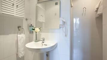 Bathtub, towels