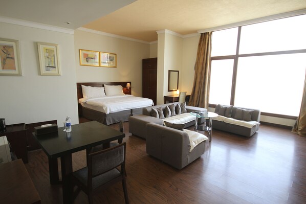 Minibar, in-room safe, soundproofing, free WiFi