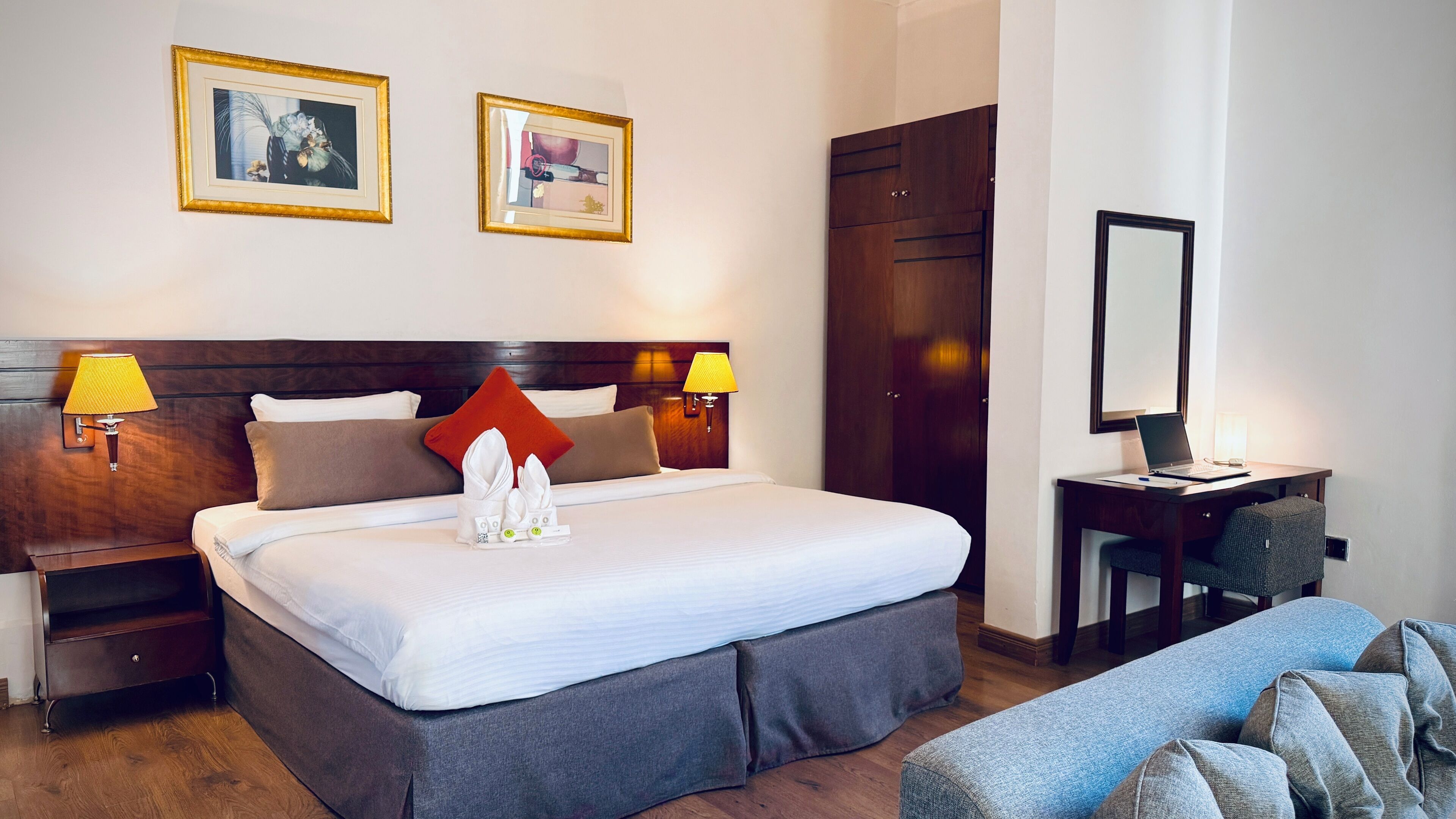 Een douche, gratis toiletartikelen, een haardroger, pantoffels