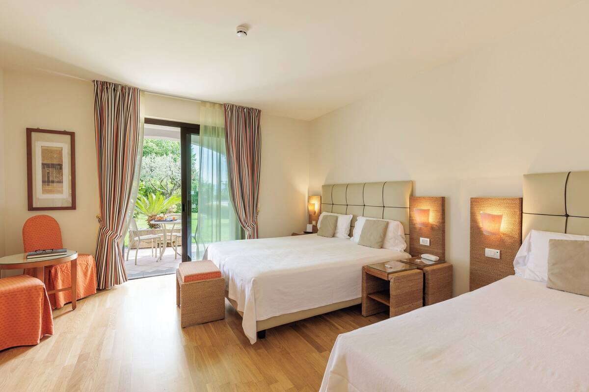 Habitació triple Comfort | Minibar, caixa forta a l'habitació i escriptori