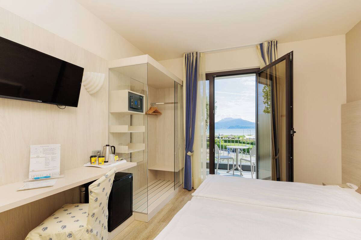 Habitació doble o amb dos llits individuals superior, balcó, vistes al llac | Minibar, caixa forta a l'habitació i escriptori