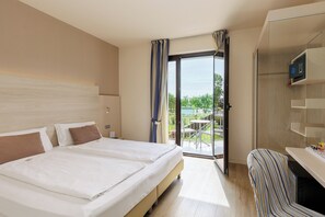 Junior Quadruple Room, Garden View | Minibar, in-room safe, desk, soundproofing - Hotel Arena (Sirmione)