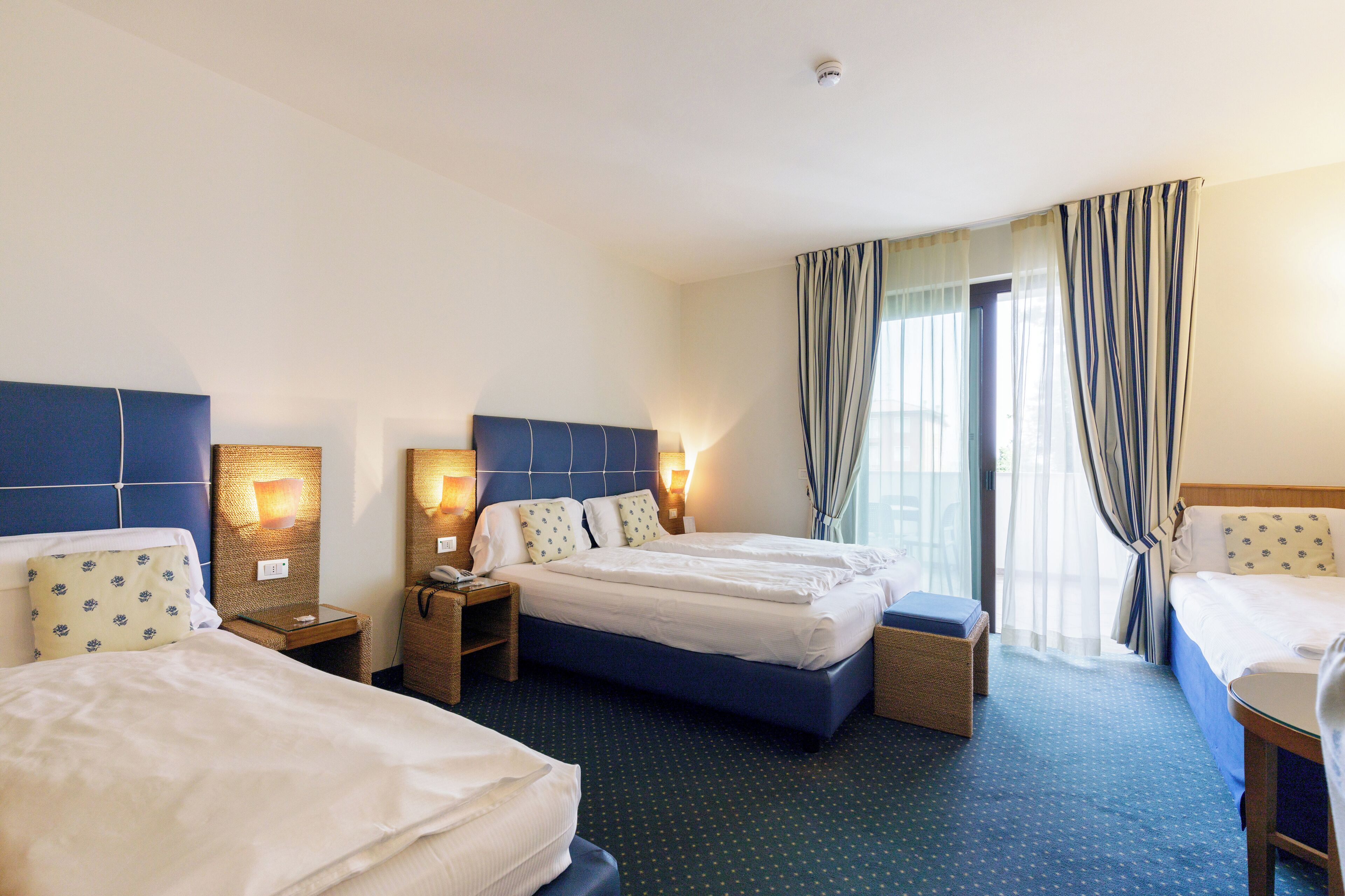 Camera familiare | Minibar, una cassaforte in camera, una scrivania, insonorizzazione