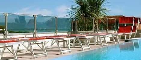 Sesongbasert utendørsbasseng, bassengparasoller og solsenger