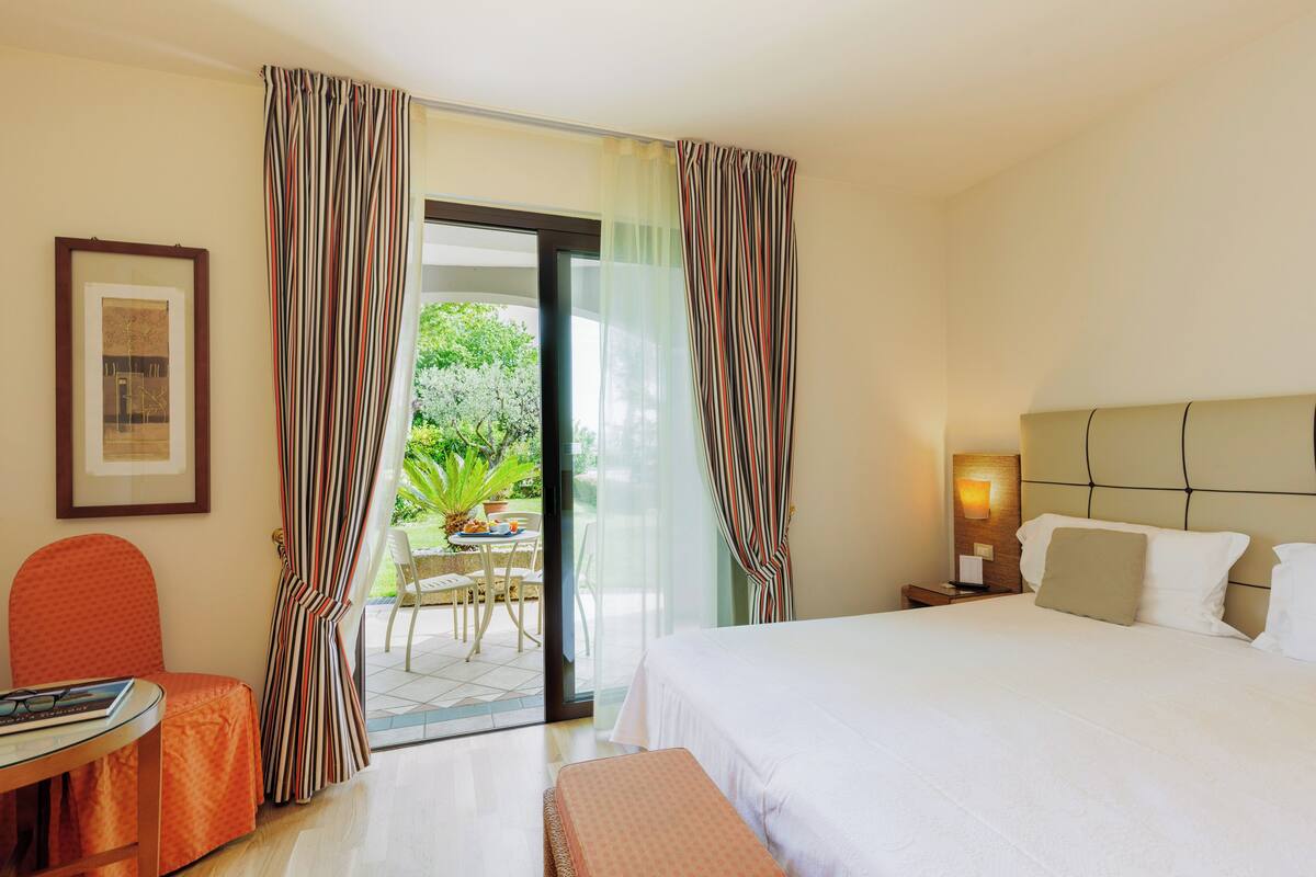 Comfort Room | Minibar, in-room safe, desk, soundproofing