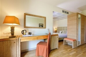 Habitació doble júnior, vistes al jardí | Minibar, caixa forta a l'habitació i escriptori 