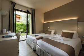 Superior Double or Twin Room | Minibar, in-room safe, desk, soundproofing - Hotel Arena (Sirmione)