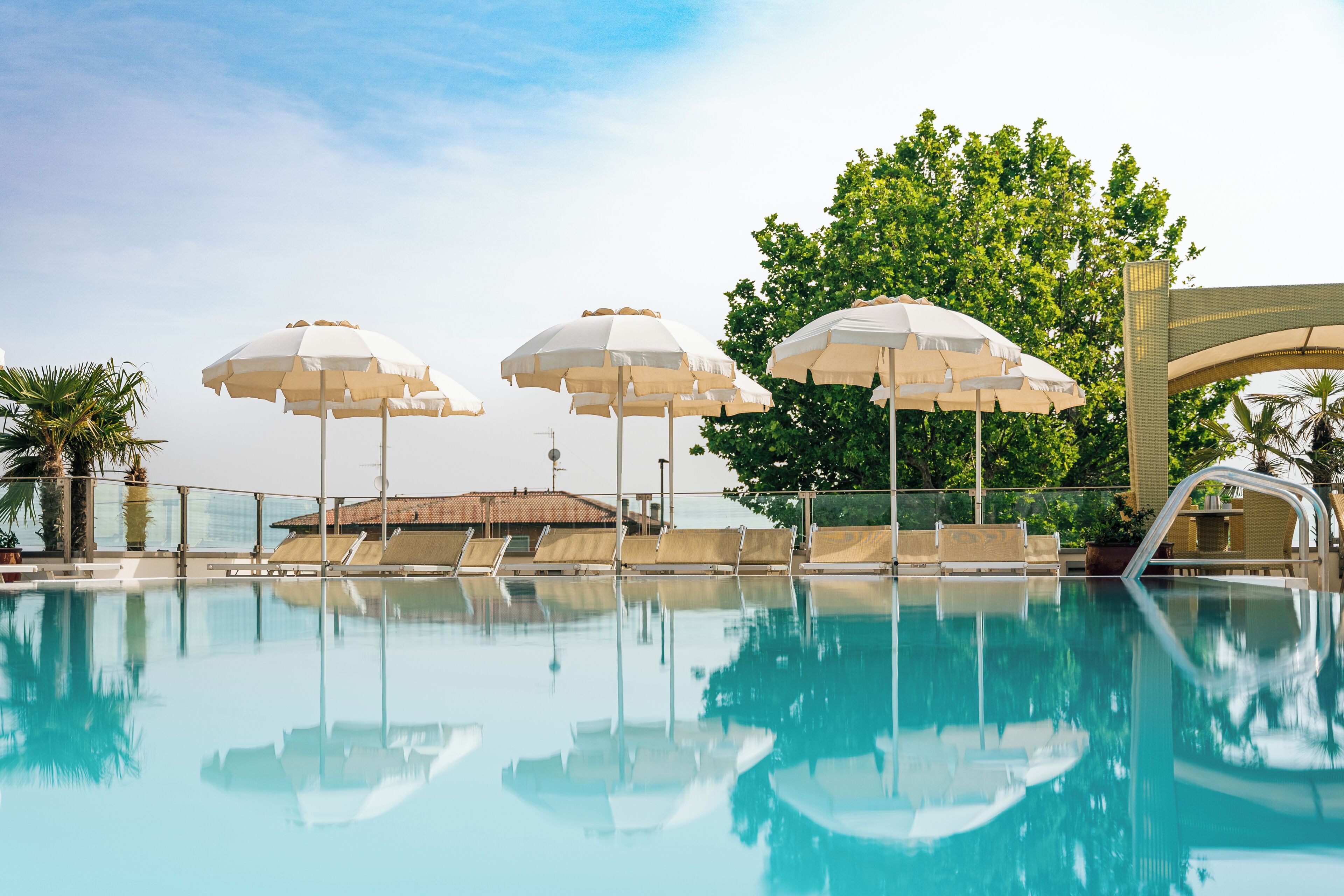 حمّام سباحة خارجي موسمي، مظلات على حمّام السباحة، مقاعد للتشمس