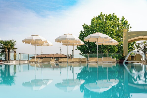 Alberca al aire libre por temporada y sombrillas en la alberca 