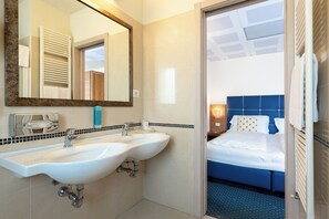 Habitació doble júnior, vistes al jardí | Bany | Dutxa, assecador de cabells, bidet i sabó 