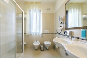 Habitació doble júnior, vistes al jardí | Bany | Dutxa, assecador de cabells, bidet i sabó 