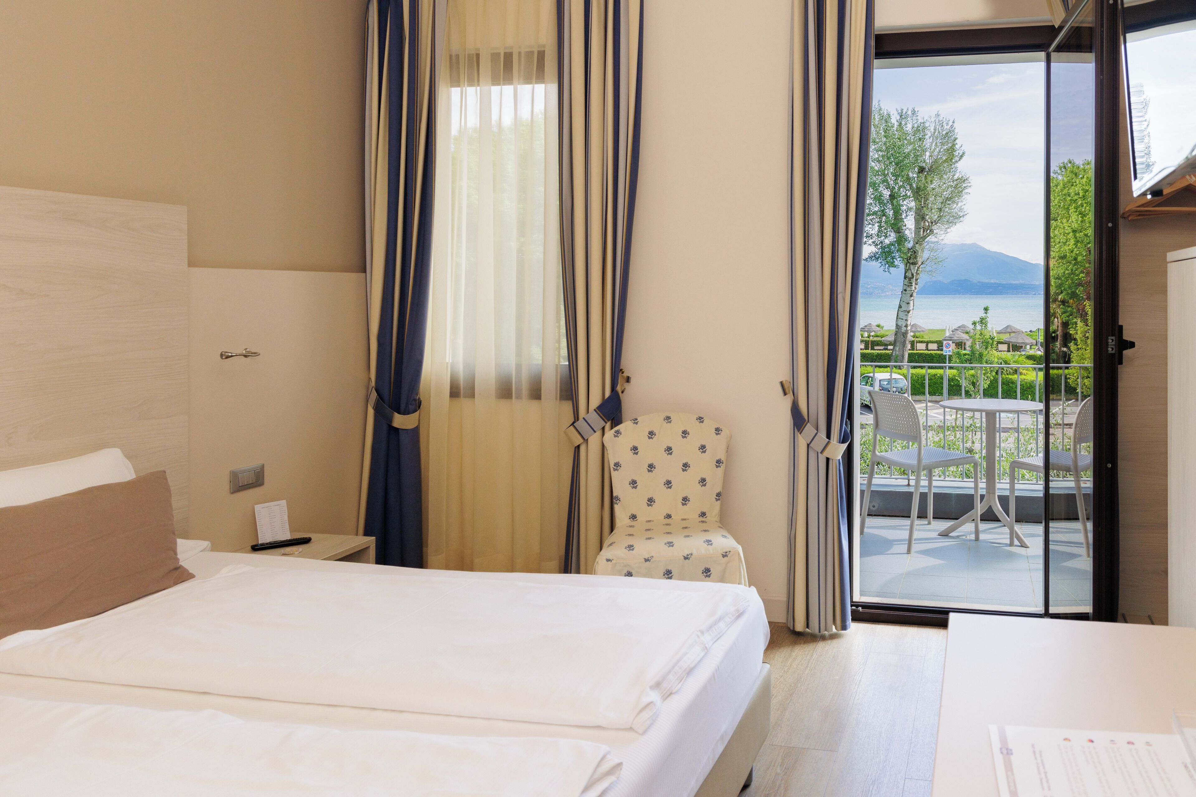 高级双人房或双床房, 阳台, 湖景 | 迷你吧、客房内保险箱、办公桌、隔音