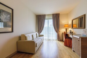 小型双人房, 花园景观 | 起居区 | 电视