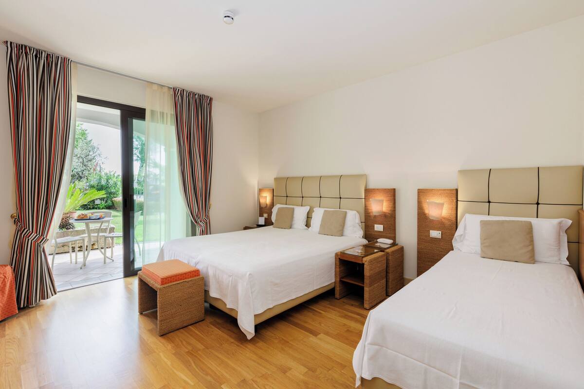 Comfort Triple Room | Minibar, in-room safe, desk, soundproofing