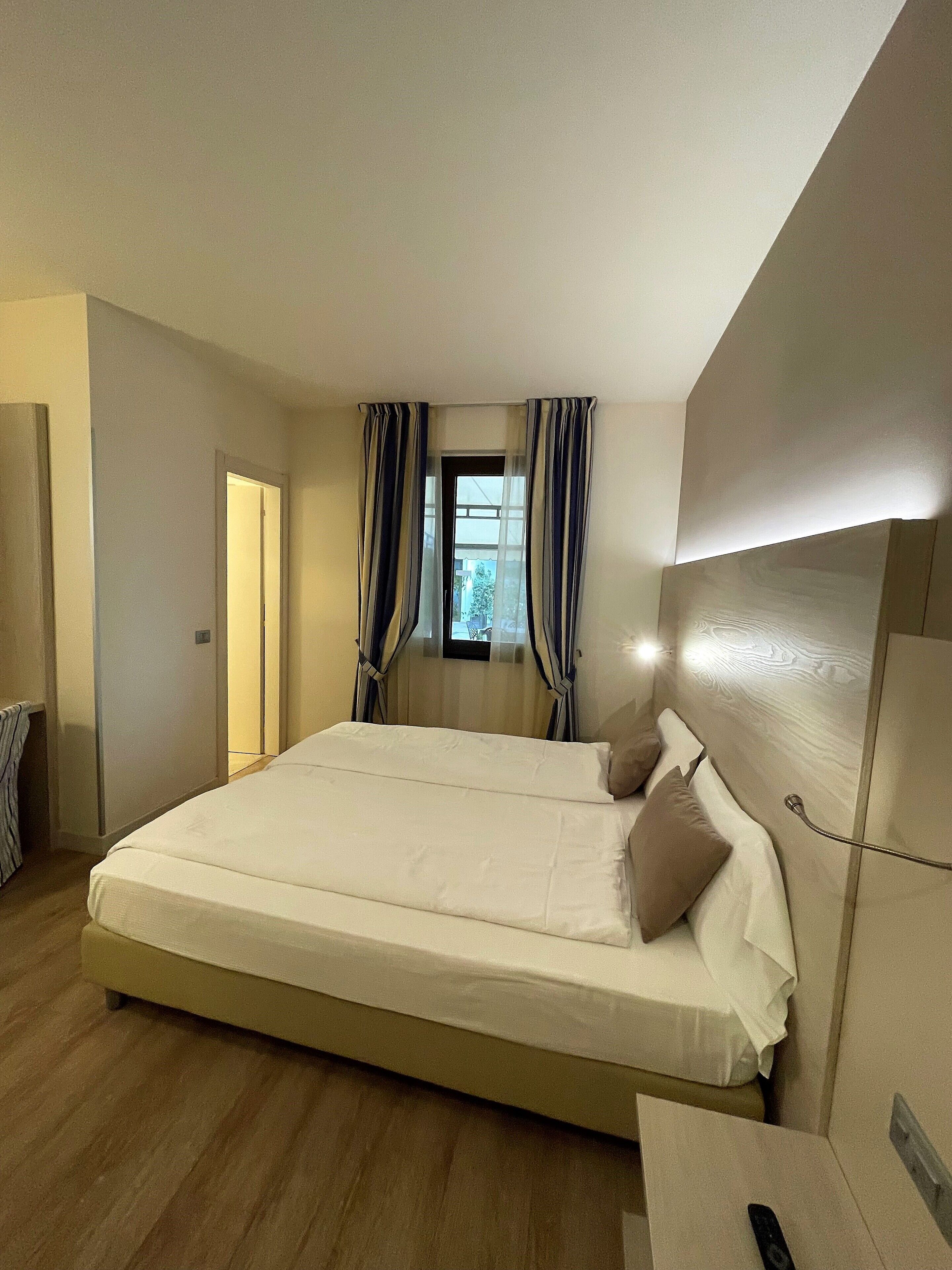 经济双床房 | 迷你吧、客房内保险箱、办公桌、隔音