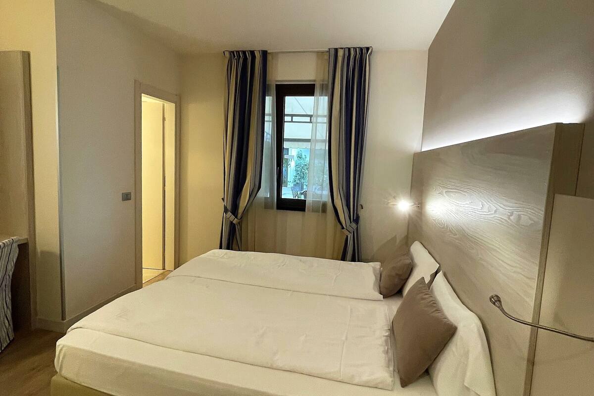 Economy Twin Room | Minibar, in-room safe, desk, soundproofing