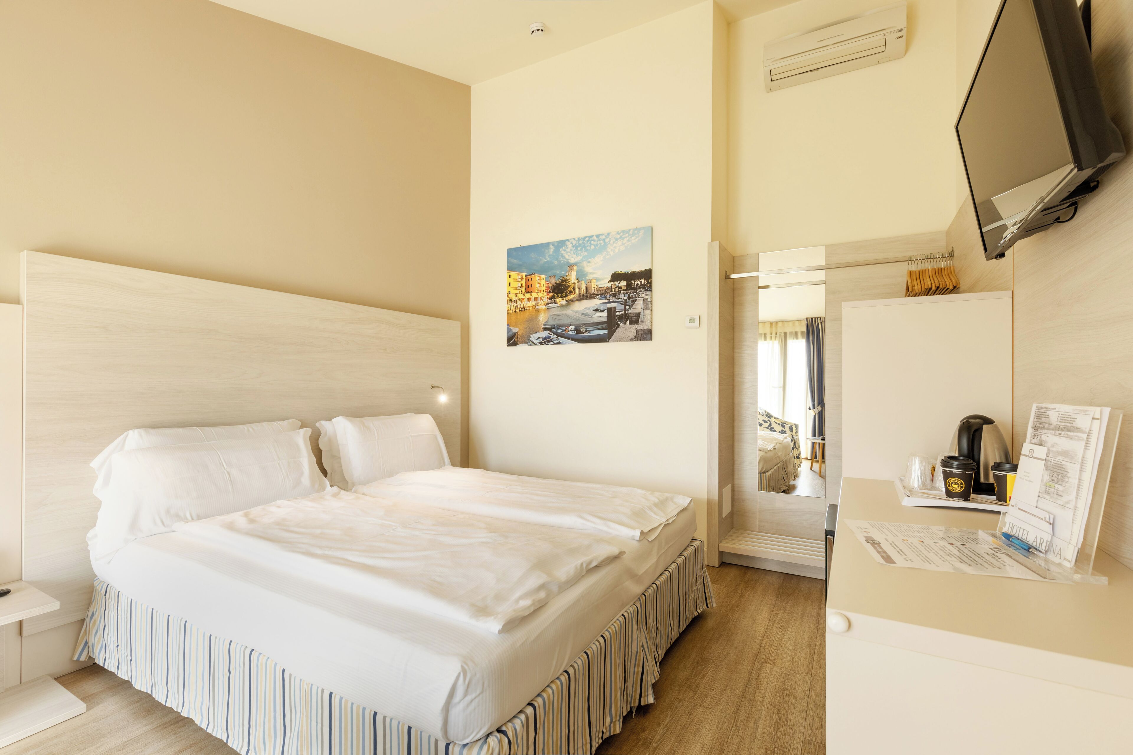 Estudi en suite familiar | Minibar, caixa forta a l'habitació i escriptori 