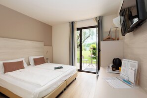 Habitación doble superior | Minibar, caja de seguridad en la habitación y escritorio 