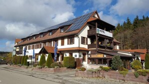 A hotel with a sloped roof, solar panels, and a sign indicating it is a hotel. - Seltenbacher Hof (Tuttlingen)