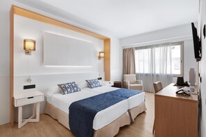 Habitación doble | Ropa de cama de alta calidad y minibar 