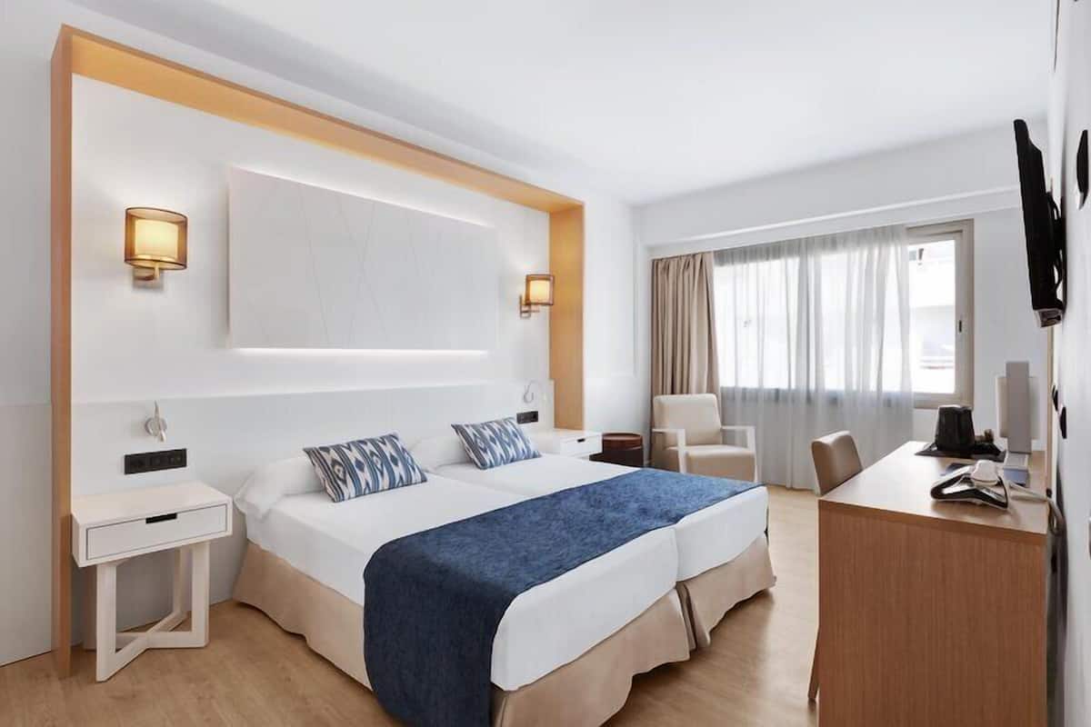 Double Room | Premium bedding, minibar, in-room safe, desk