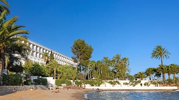 Na praia, areia branca