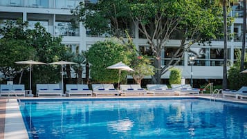 Piscina interna, piscina externa, guarda-sóis, espreguiçadeiras