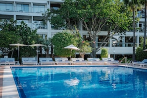 Inomhuspool, utomhuspool, parasoller och solstolar